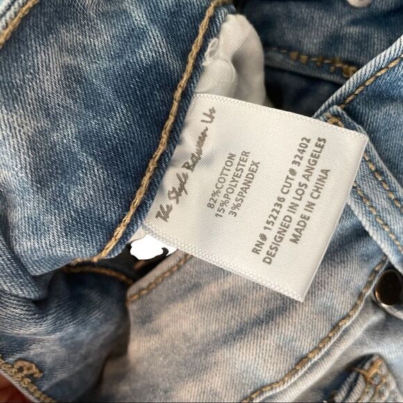 🎉HP🎉 THE STYLE BETWEEN US Pearl Stone Embellished Distressed Jeans Size 5 - Picture 5 of 7